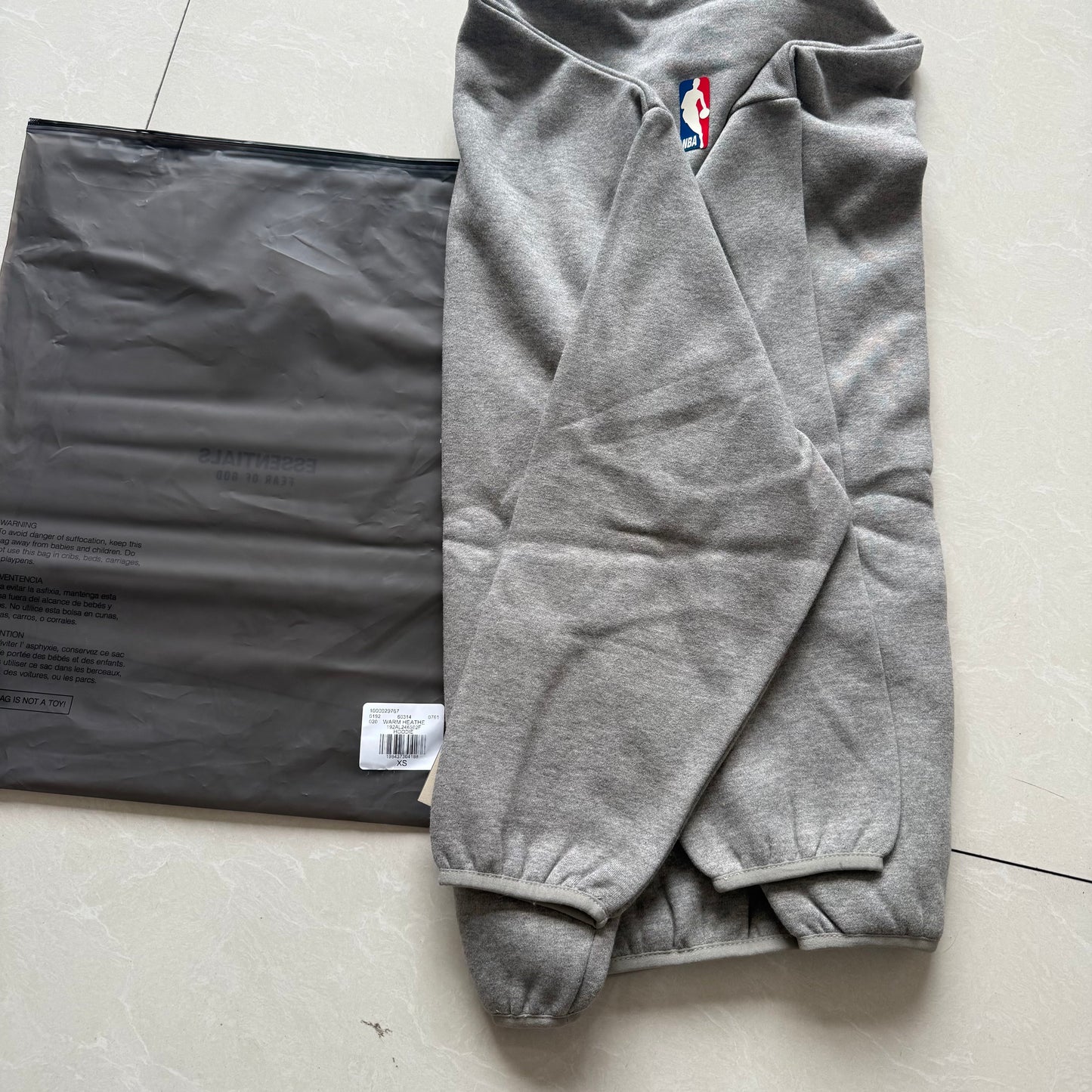 Ensemble  Gris Essentials x NBA
