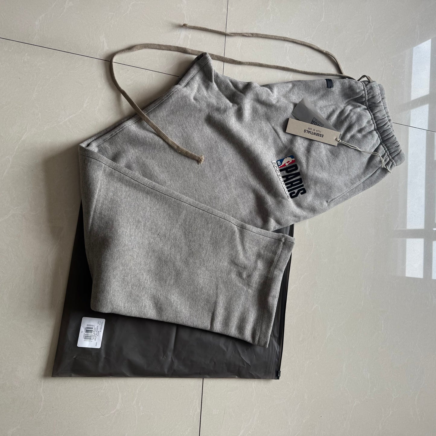 Ensemble  Gris Essentials x NBA