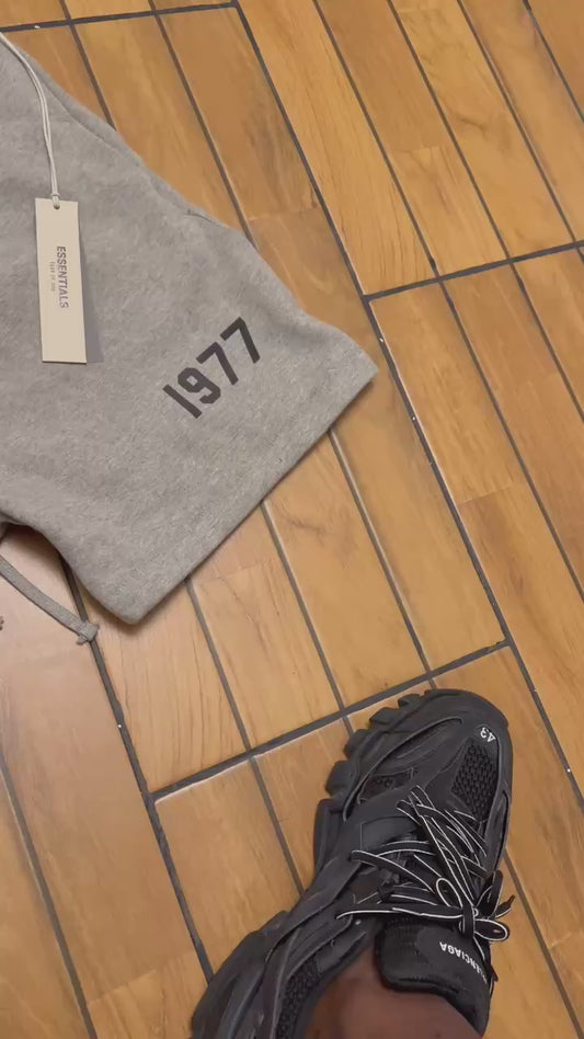 Short Essentials 1977 – Gris